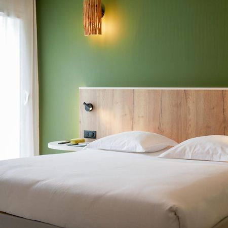 Best Western Le Bois De La Marche Liguge Bagian luar foto